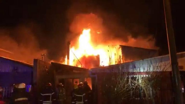 El incendio que dejó en la calle a 10 familias desató una ola de solidaridad en el peor momento sanitario de la ciudad