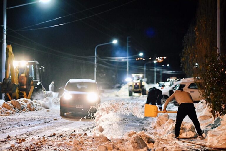 Despeje de nieve y hielo en Av. Alem: “Este trabajo es una continuidad de la limpieza que realizamos en avenida Maipú”