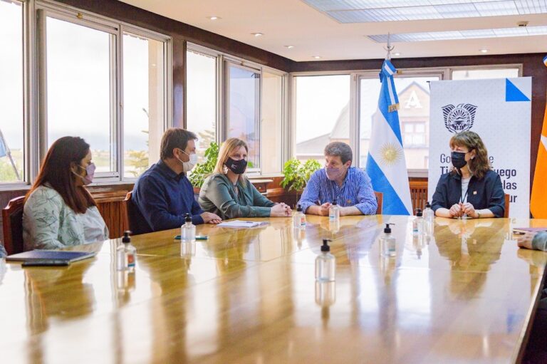 Salud presentó el Plan Estratégico 2030 ante el Gobernador y la Vicegobernadora