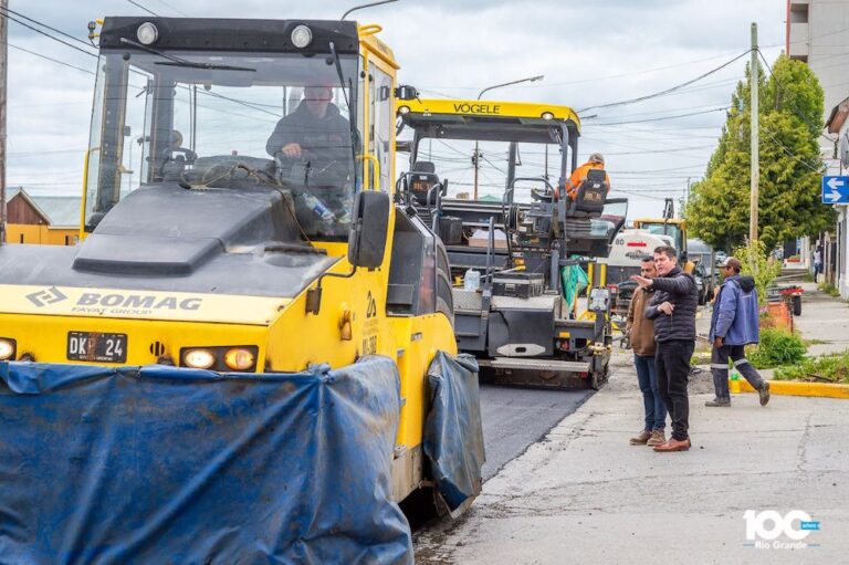 “Hace muchos años no se trabajaba con asfalto en la ciudad”, afirmó Perez tras recorrer las obras del centro de la ciudad