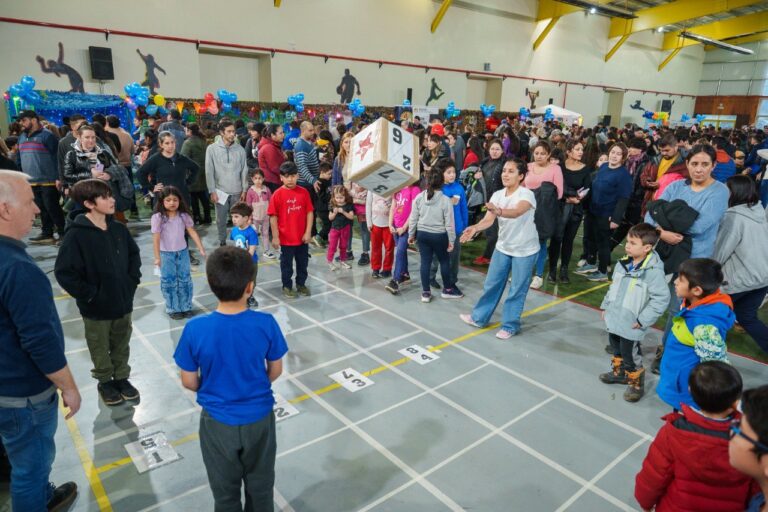 Con gran concurrencia de público se llevó a cabo en Ushuaia la kermés para festejar el Mes de las Infancias